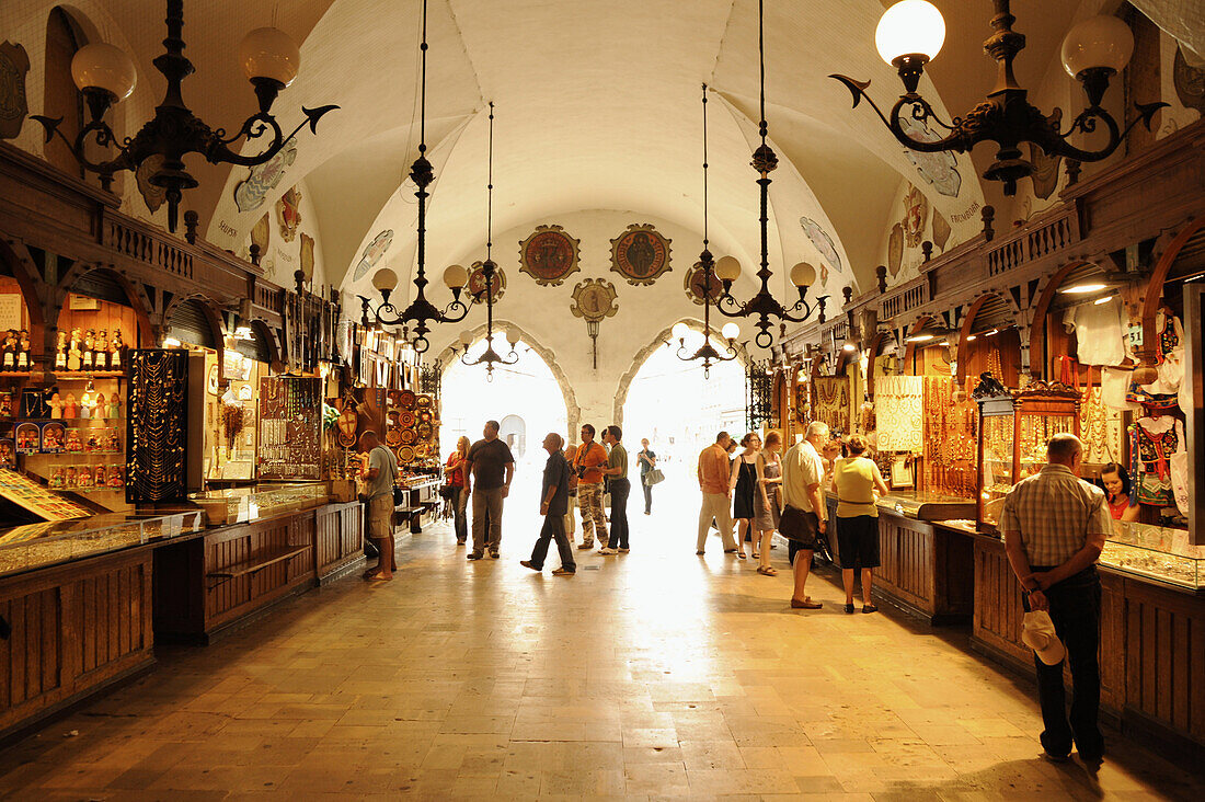 Menschen in der Tuchhalle Sukiennice, Andenken Stände und Besucher, Krakau, Polen, Europa