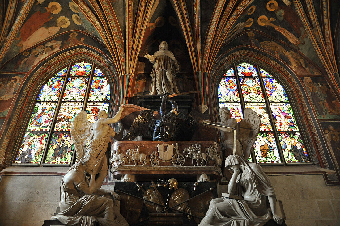 Blick auf Statuen und Buntglasfenster in der Wawel Kathedrale, Krakau, Polen, Europa