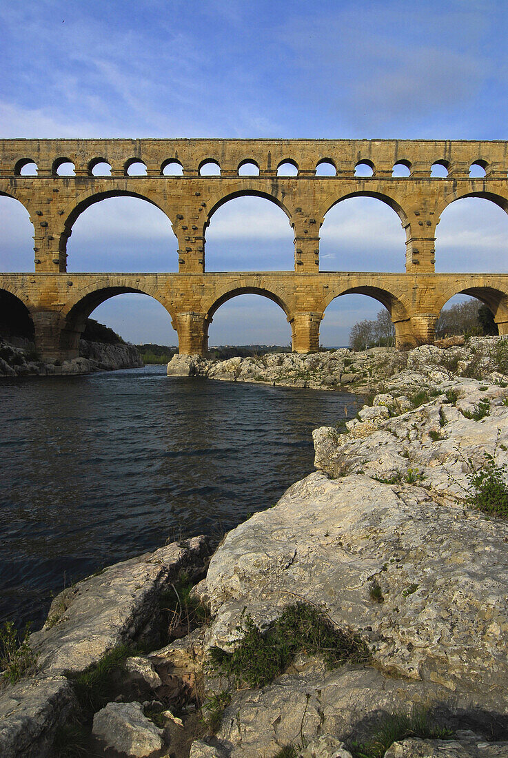 Blick auf römisches Aquäduct, mehrstöckige historische Brücke, Pont du Gard, Departement Gard, Süd Frankreich, Europa