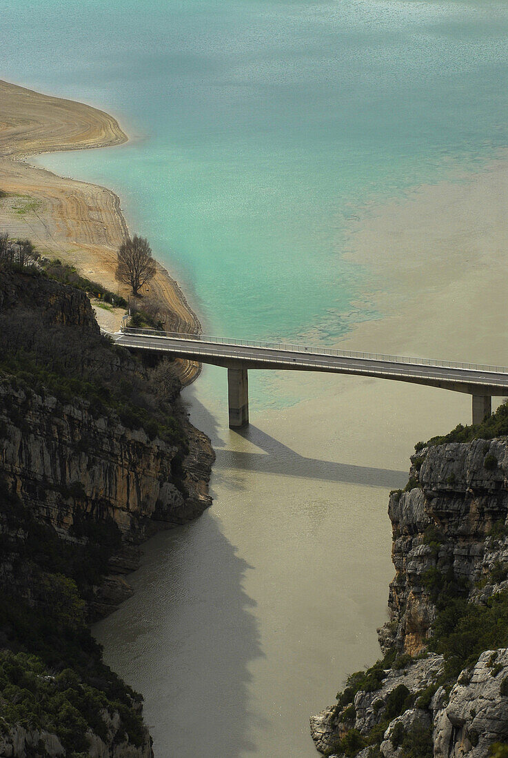 Blick auf Brücke an einem See und Einmündung der Verdon Schlucht, Lac du Croix, Haute Provence, Frankreich, Europa