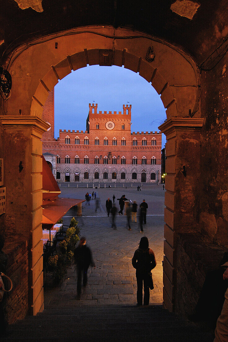 Blick durch Tor auf die Piazza del Campo und den Palazzo Pubblico am Abend, Siena, Toskana, Italien, Europa
