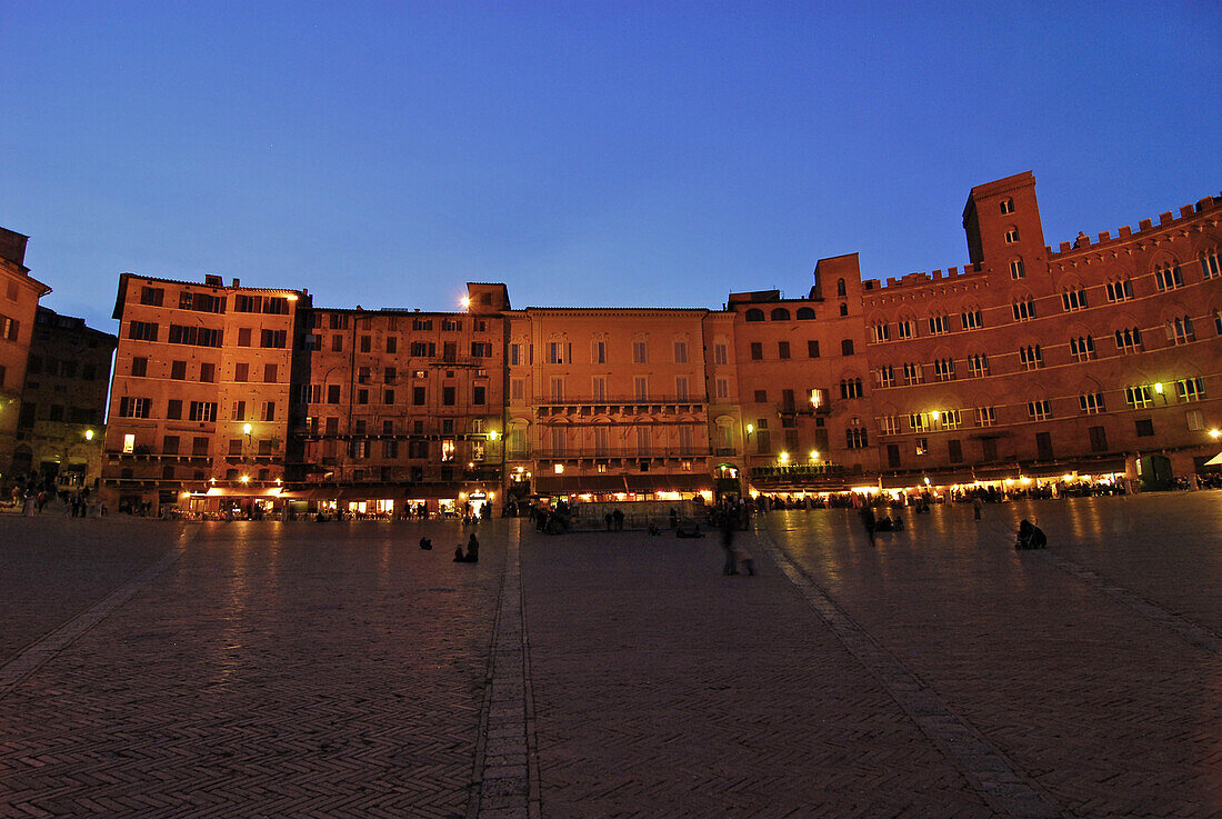 Menschen auf der Piazza del Campo am Abend, Siena, Toskana, Italien, Europa