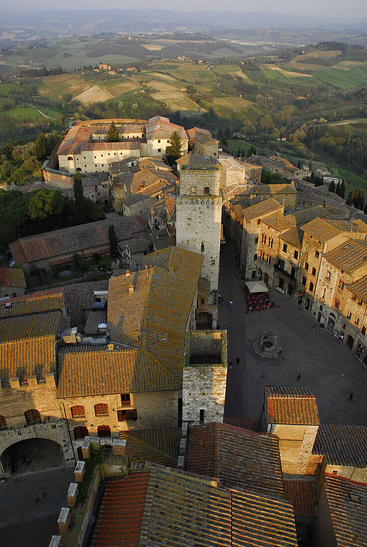 Blick vom Turm auf die Altstadt mit Geschlechtertürmen, San Gimignano, Toskana, Italien, Europa