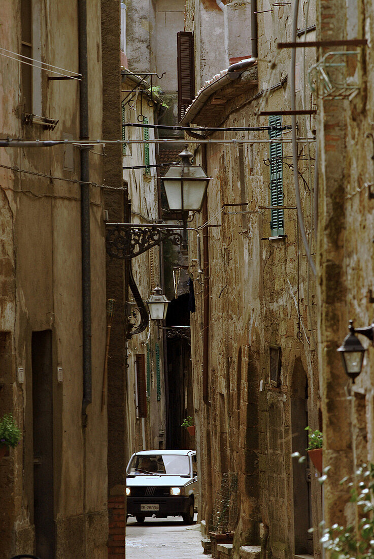 Fiat Panda in den engen Gassen der Tuffstein Stadt Pitigliano, Grosseto Region, Toskana, Italien, Europa