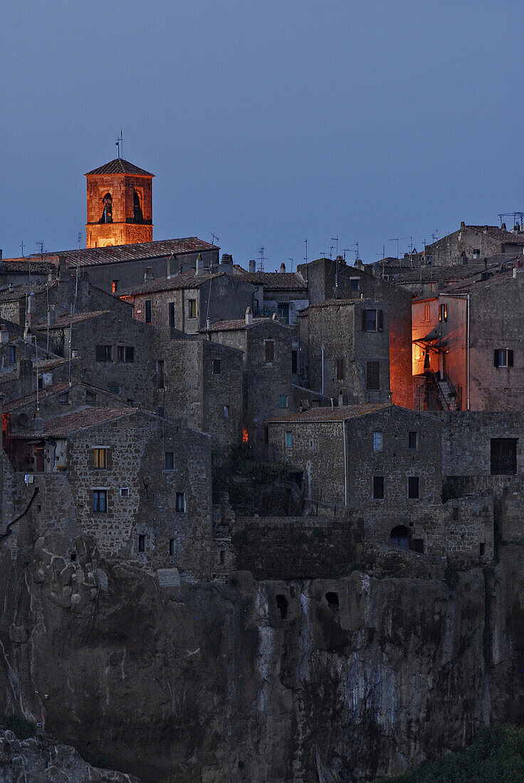 Häuser auf Bergrücken, Tuffstein Stadt Pitigliano am Abend, Grosseto Region, Toskana, Italien, Europa