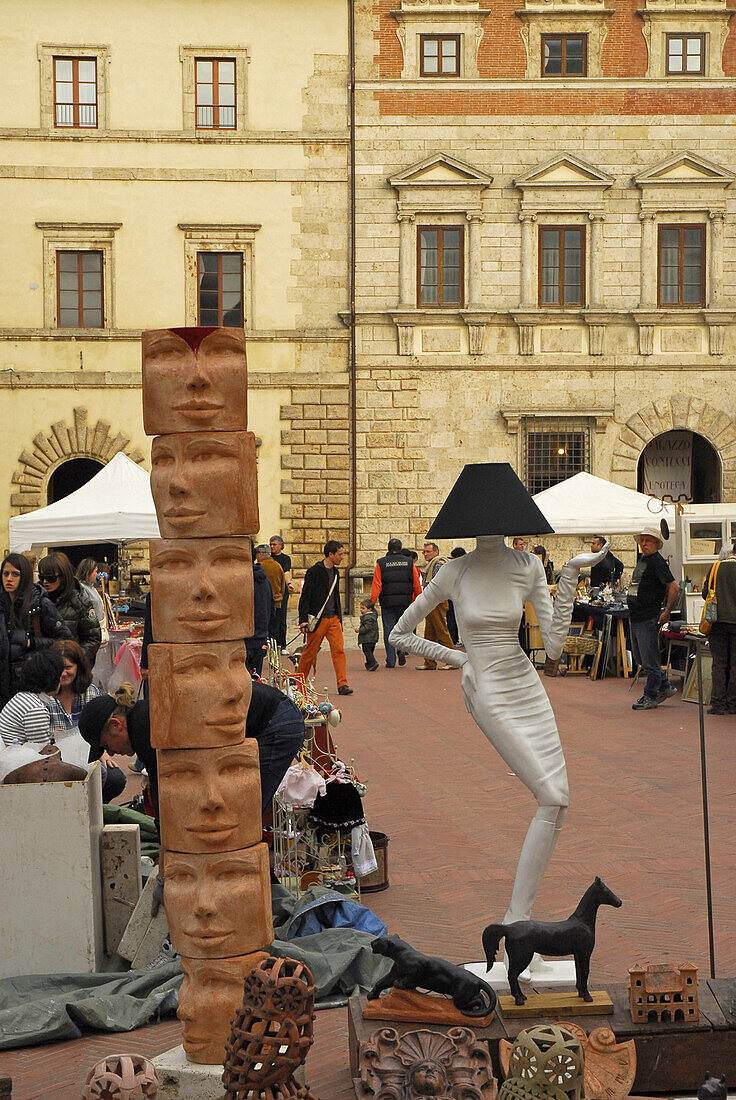 Menschen auf einem Flohmarkt in Montepulciano, Toskana, Italien, Europa