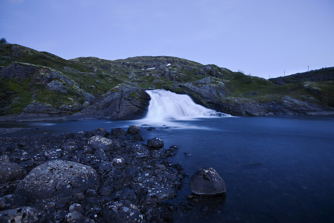 Fluß mit Wasserfall im Nationalpark Hardangervidda am Abend, Rallarweg, Hordaland, Südnorwegen, Norwegen; Spätsommer; Hochebene; Wasserfall; blaue Stunde; Fjell, Europa