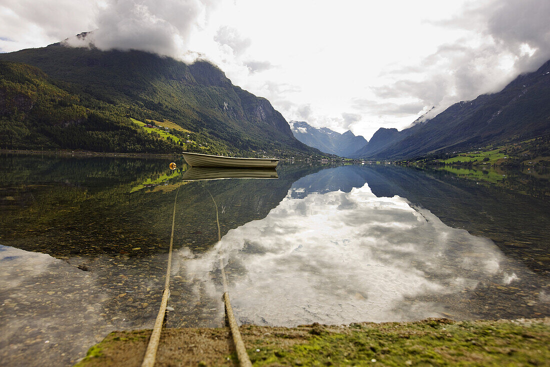 Kleines Boot auf dem Wasser, Fjordlandschaft, Sogn og Fjordane, Norwegen, Skandinavien, Europa