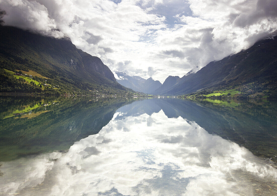 Wolken spiegeln sich auf dem Wasser, Fjordlandschaft, Sogn og Fjordane, Norwegen, Skandinavien, Europa