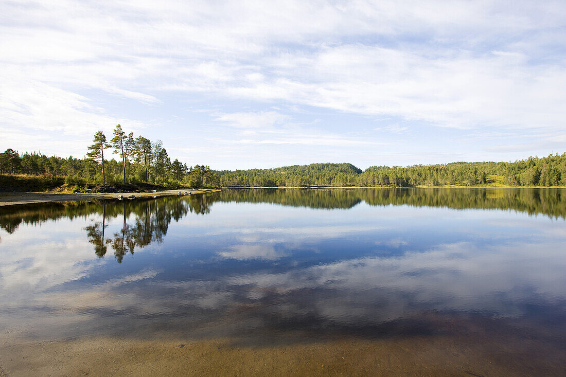 Wolken spiegeln sich in einem See im Spätsommer, Trondelag, Mittelnorwegen, Norwegen, Skandinavien, Europa