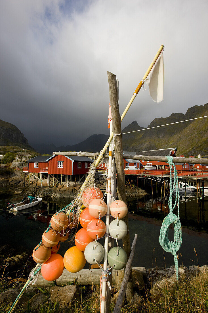 Rorbu Hütten und Bojen in einem Fischerdorf, Lofoten, Norwegen, Skandinavien, Europa