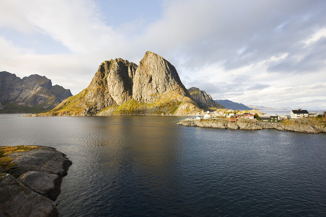Blick auf kleines Fischerdorf vor typischer Felsformation, Lofoten, Norwegen, Skandinavien, Europa