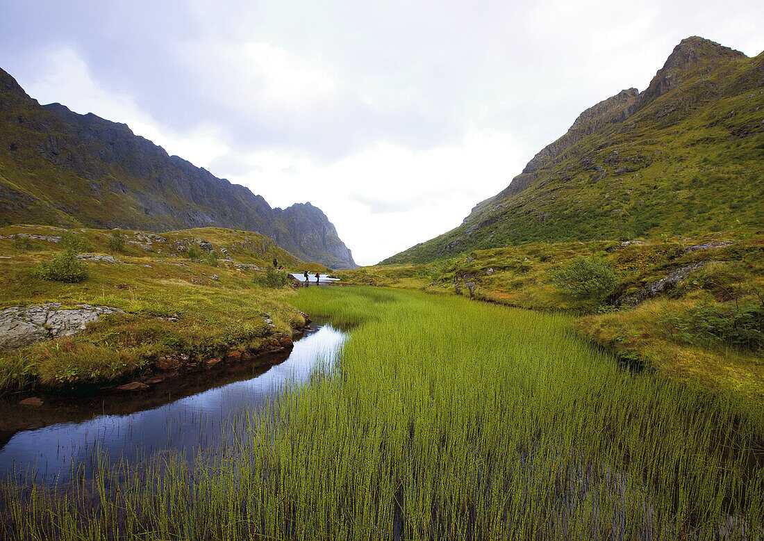 Wanderer in einsamer Berglandschaft, Südlofoten, Lofoten, Nordnorwegen, Norwegen, Skandinavien, Europa