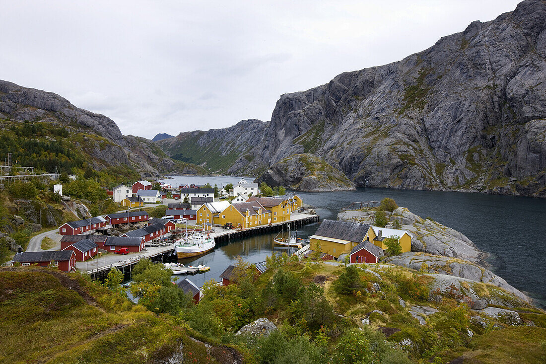 Blick auf Rorbu Hütten in Nusfjord, Lofoten, Nordnorwegen, Norwegen, Skandinavien, Europa