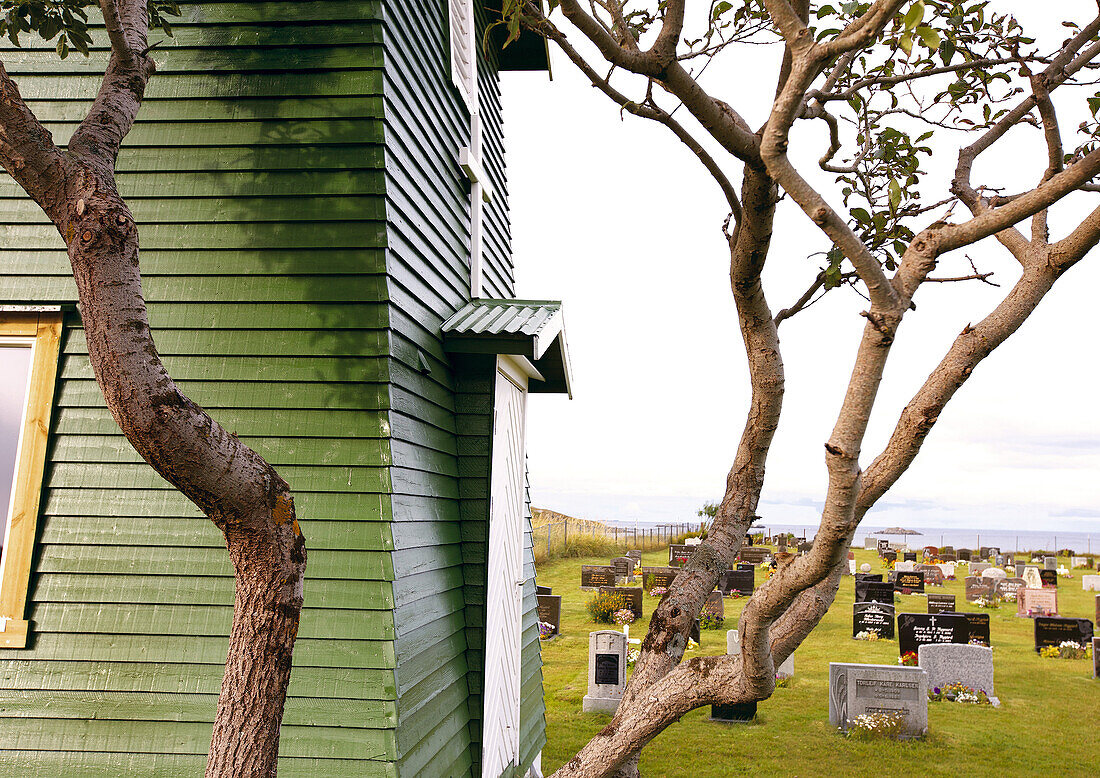 Friedhof hinter einem Haus am Meer, Lofoten, Nordnorwegen, Norwegen, Skandinavien, Europa