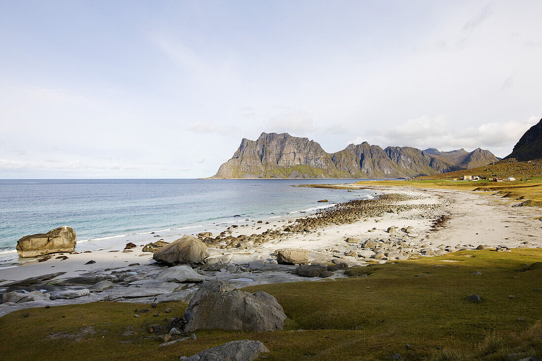 Einsamer Sandstrand unter Wolkenhimmel, Lofoten, Nordnorwegen, Norwegen, Skandinavien, Europa