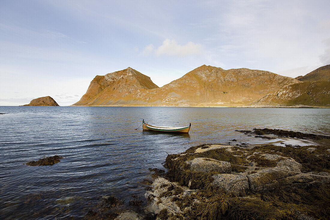 Ruderboot in einer Bucht, Lofoten, Nordnorwegen, Norwegen, Skandinavien, Europa