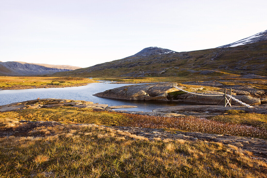 Hängebrücke im Storengdalen im Herbst, Sjurfjellet Saltar, Norwegen, Skandinavien, Europa