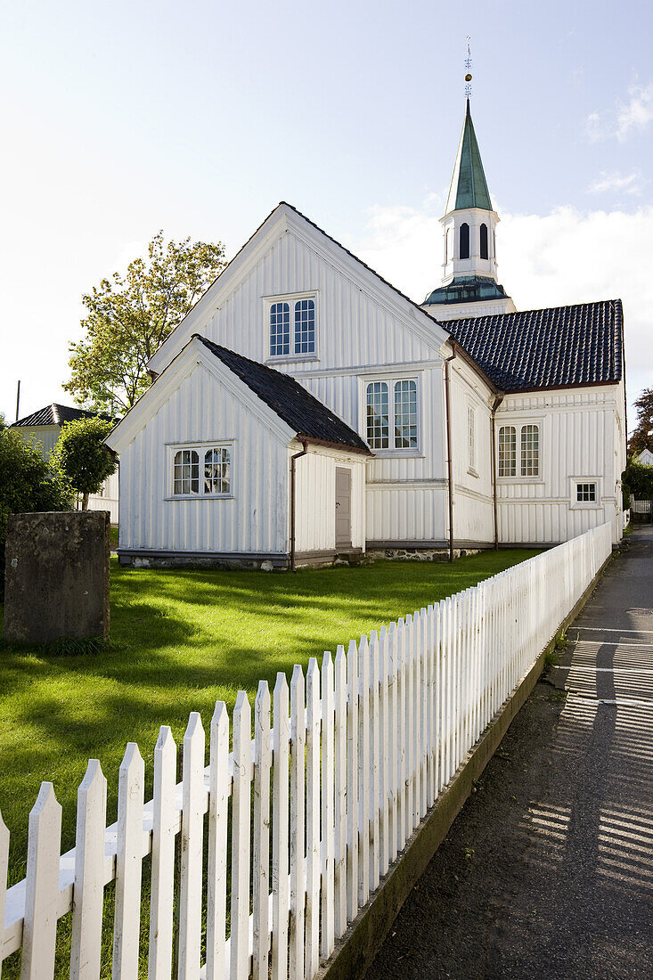 Holzzaun und Kirche in Risor am Skagerrak, Sorland, Südnorwegen, Norwegen, Skandinavien, Europa