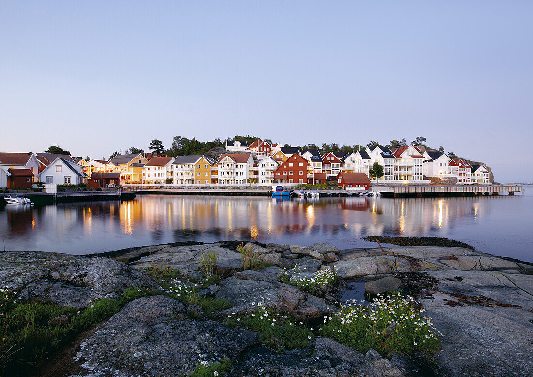 Village on the waterfront in the evening light, Skaggerak, Sorland, Norway, Scandinavia, Europe