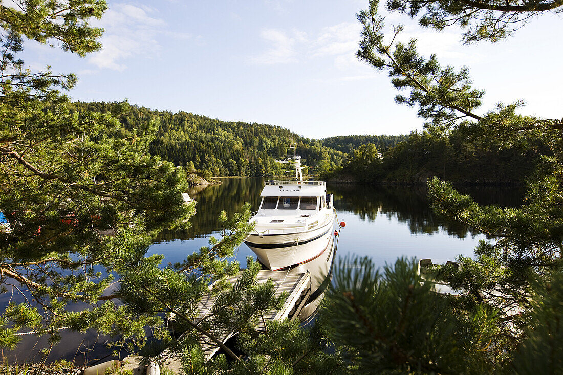 Jacht am Seeufer inmitten idyllischer Landschaft, Sorland, Südnorwegen, Norwegen, Skandinavien, Europa