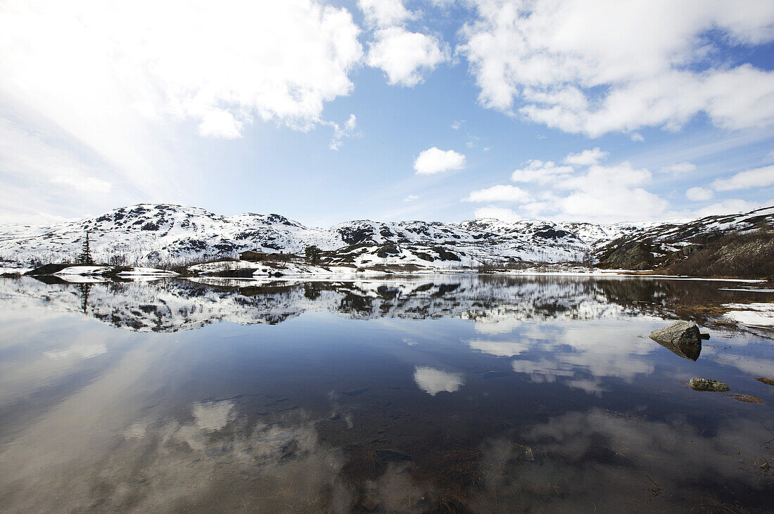 See im verschneiten Roldalsfjellet, Fjell, Hordaland, Norwegen, Skandinavien, Europa