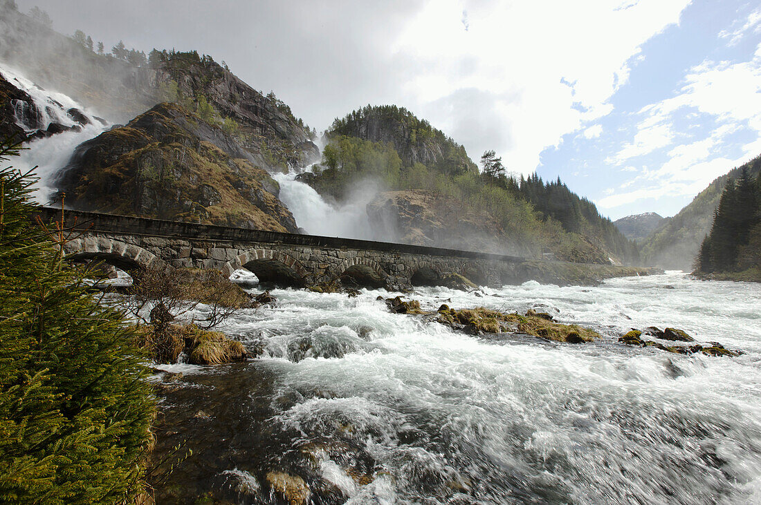 Alte Steinbrücke vor zweiarmigem Wasserfall Latefoss, Hordaland, Norwegen, Skandinavien, Europa
