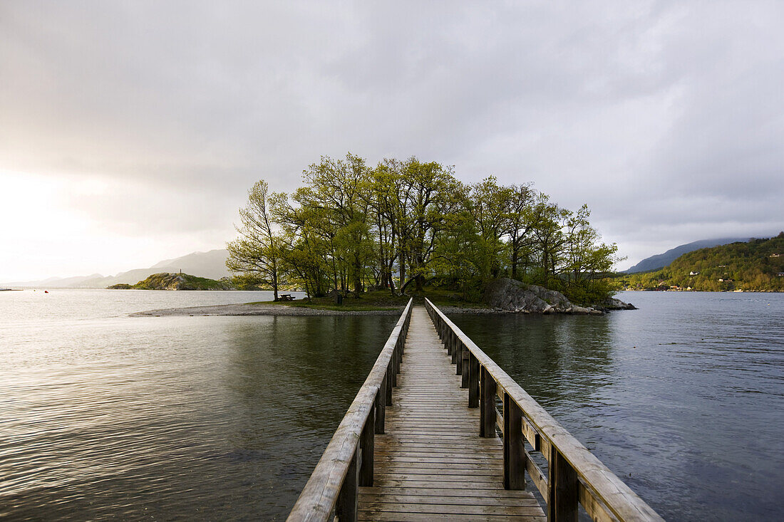 Holzsteg führt zu einer kleinen Insel, Skanevik, Hordaland, Fjordnorwegen, Westnorwegen, Norwegen, Skandinavien, Europa