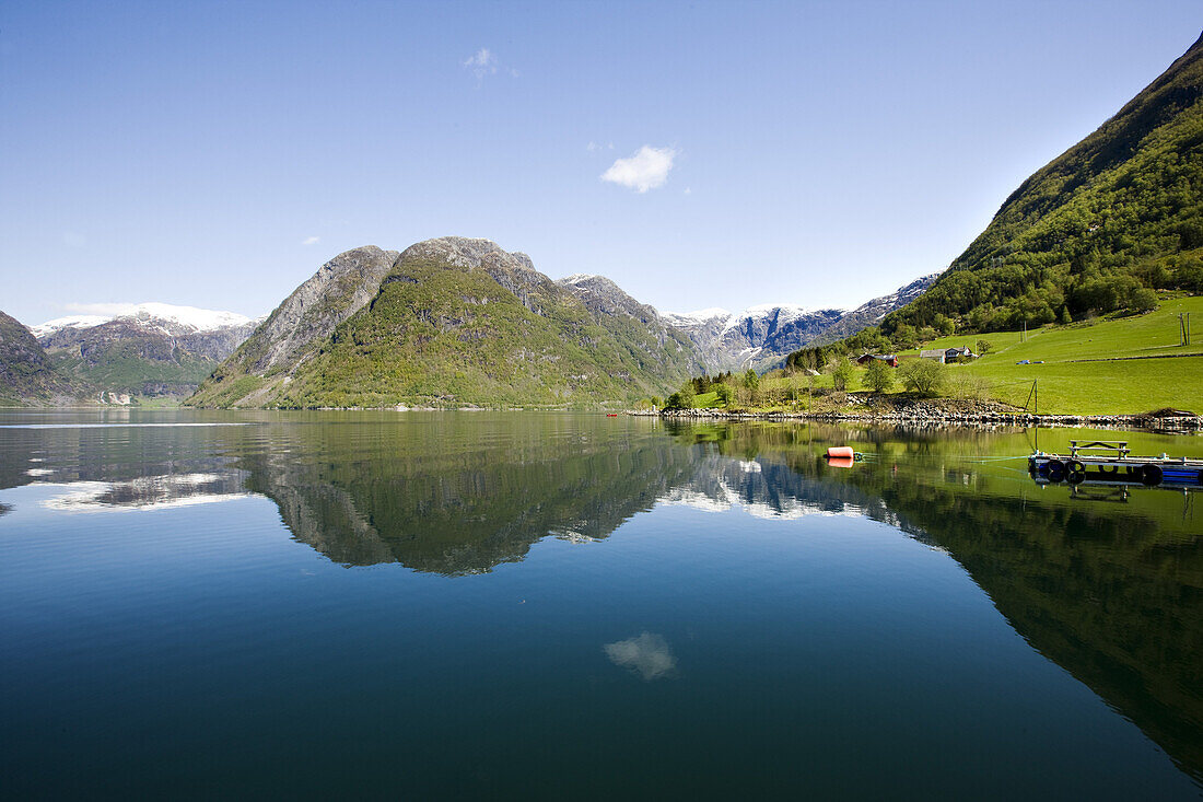 Fjordlandschaft unter blauem Himmel, Maurangsfjord, Folgefonn Halbinsel, Kvinnherad, Hardangerfjord, Hardanger, Norwegen, Skandinavien, Europa