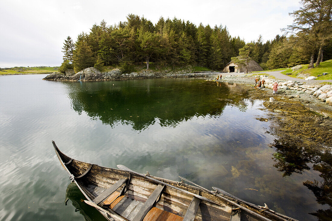 Ruderboot und Wikingergebäude an einem See, Bukkoy, Avaldsnes, Haugasund Rogaland, Norwegen, Skandinavien, Europa
