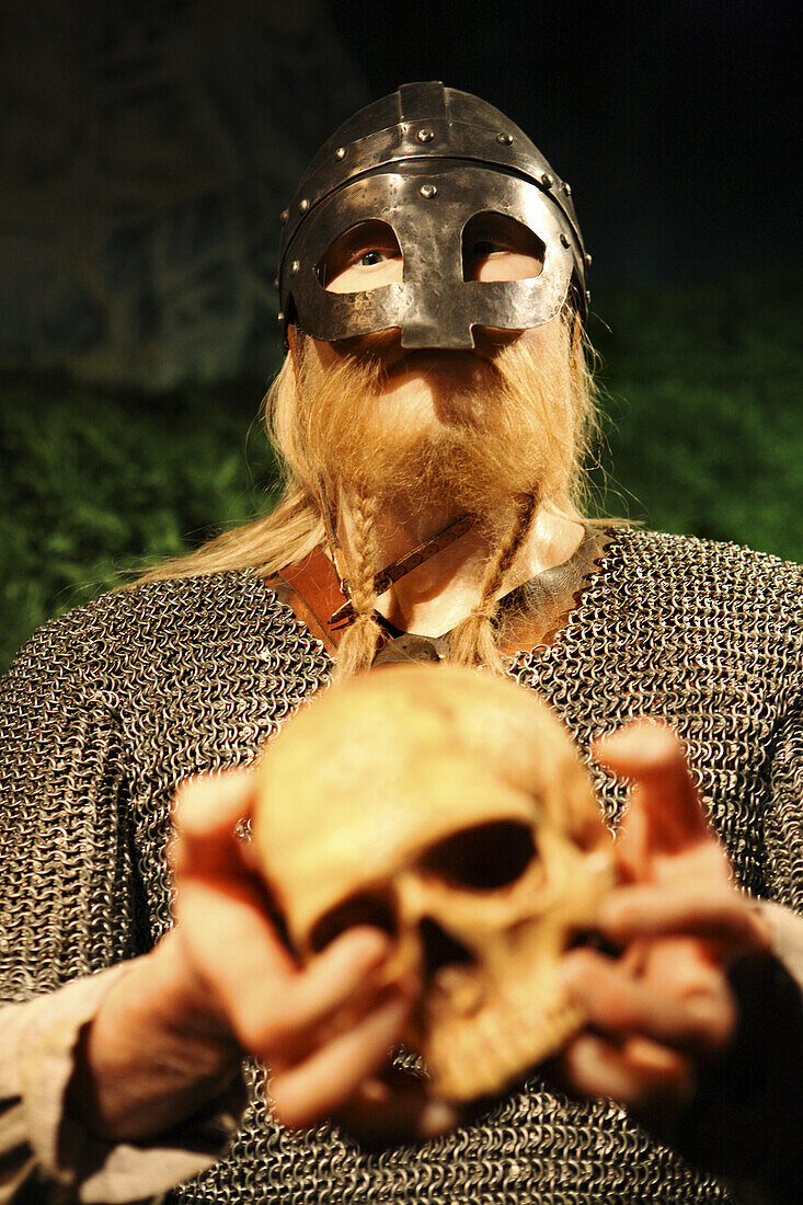 Wachsfigur eines Wikinger mit Totenkopf in der Hand, Wikingermuseum, Haugesund, Rogaland, Norwegen, Skandinavien, Europa