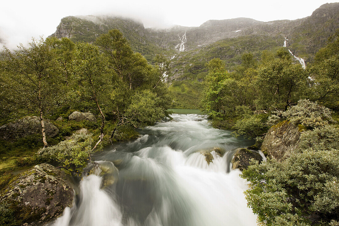 Fluss fließt hinab vom See Fynderdalsvatnet, Folgefonn Halbinsel, Kvinnherad, Hordaland, Norwegen, Skandinavien, Europa