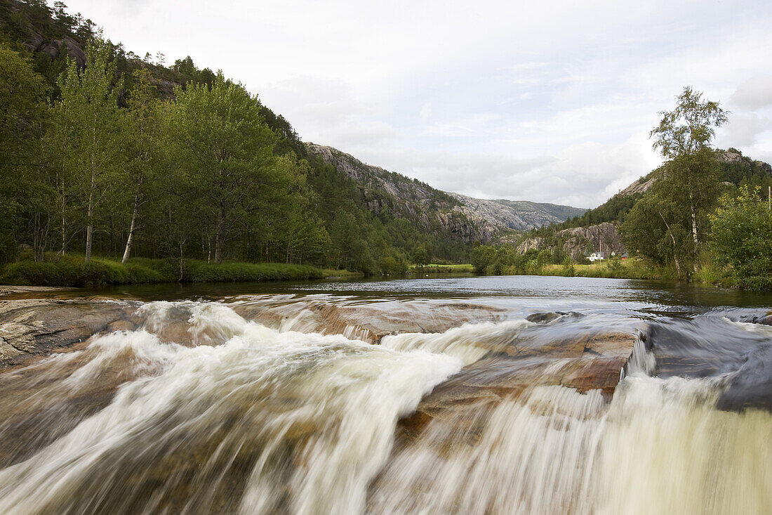 Fluß mit Wasserfall im Sordalen, Rullestadjuvet, Hordaland, Norwegen, Skandinavien, Europa
