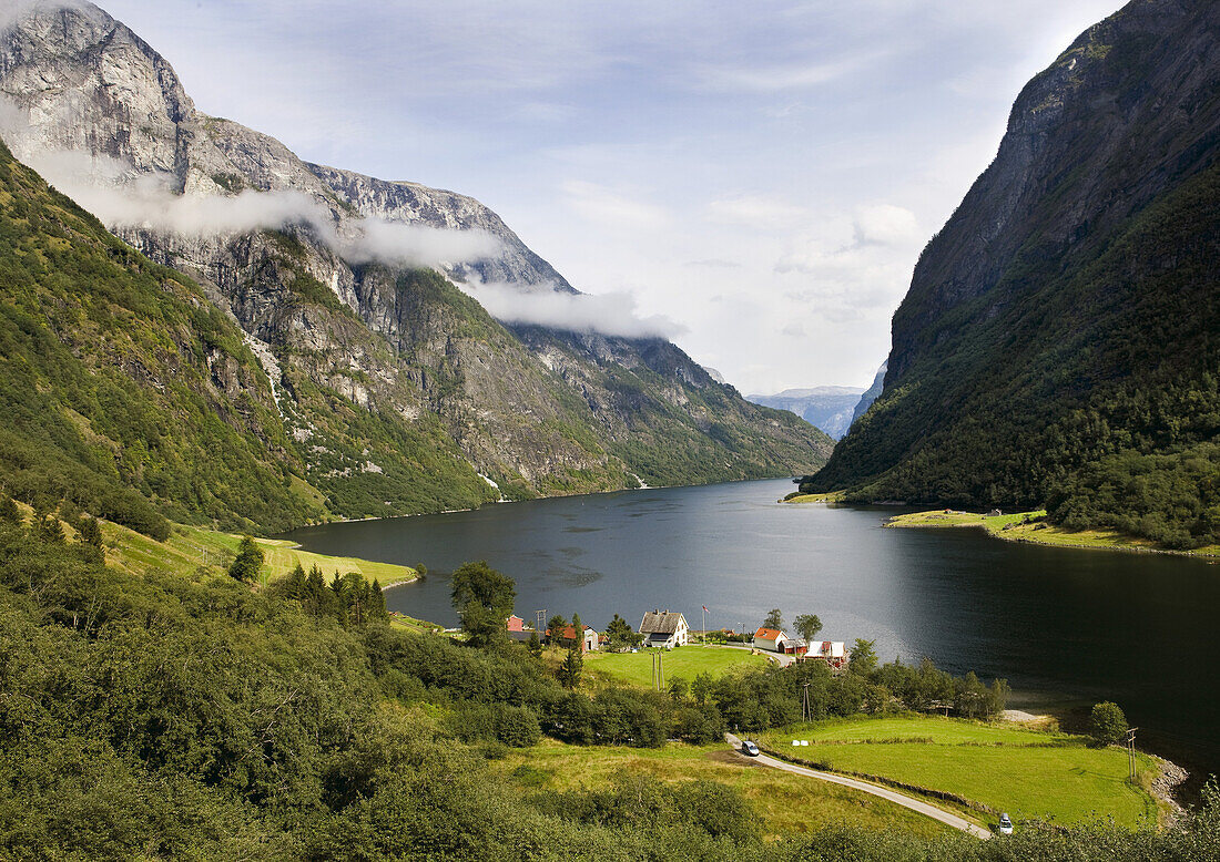 Blick auf Häuser am Naerofjord, Sogn og Fjordane, Norwegen, Skandinavien, Europa