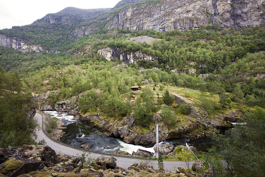 Landschaft mit Fluss im Laerdal, Sogn og Fjordane, Norwegen, Skandinavien, Europa