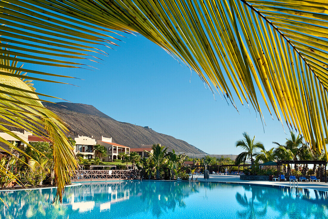 Pool des Hotels La Palma Princess unter blauem Himmel, Las Indias, Fuencaliente, La Palma, Kanarische Inseln, Spanien, Europa