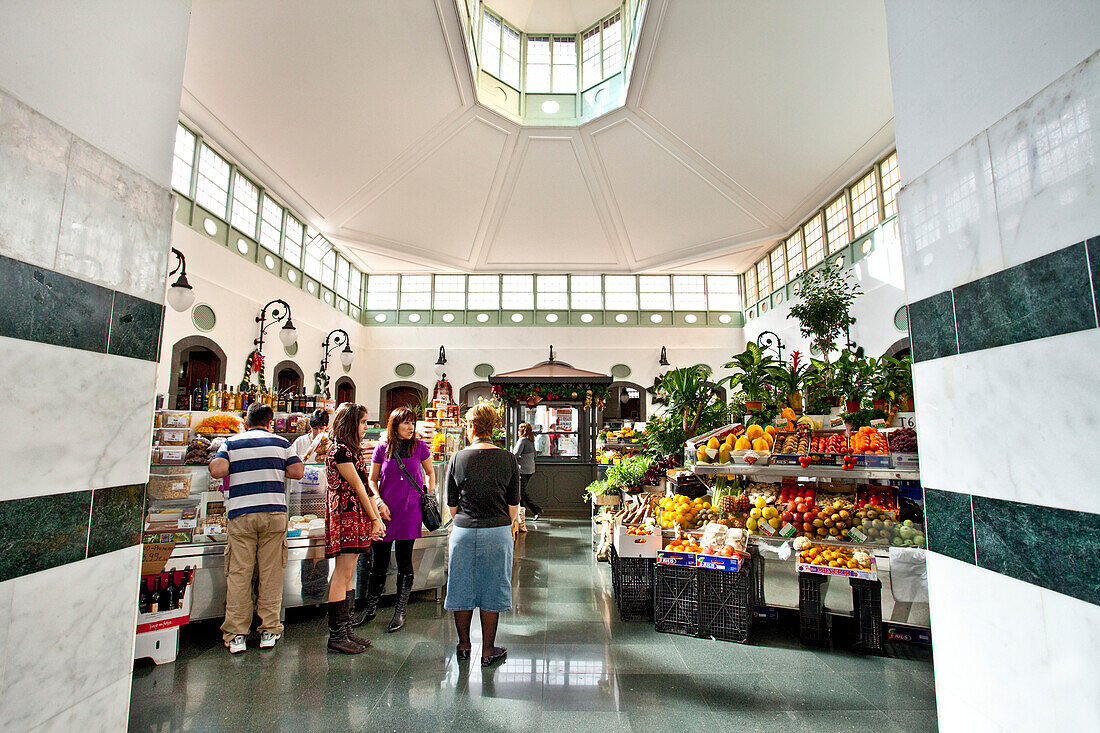 Menschen in der Markthalle, Santa Cruz, La Palma, Kanarische Inseln, Spanien, Europa