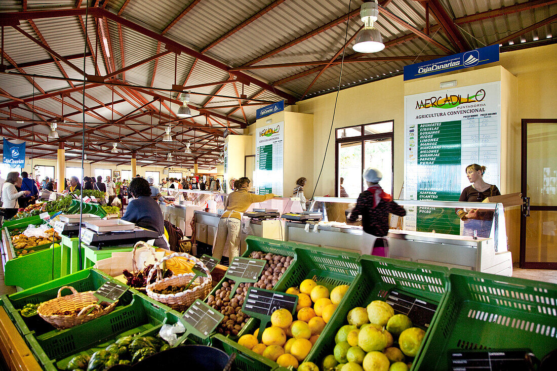 Menschen und Marktstände auf dem Bauernmarkt, Puntagorda, La Palma, Kanarische Inseln, Spanien, Europa