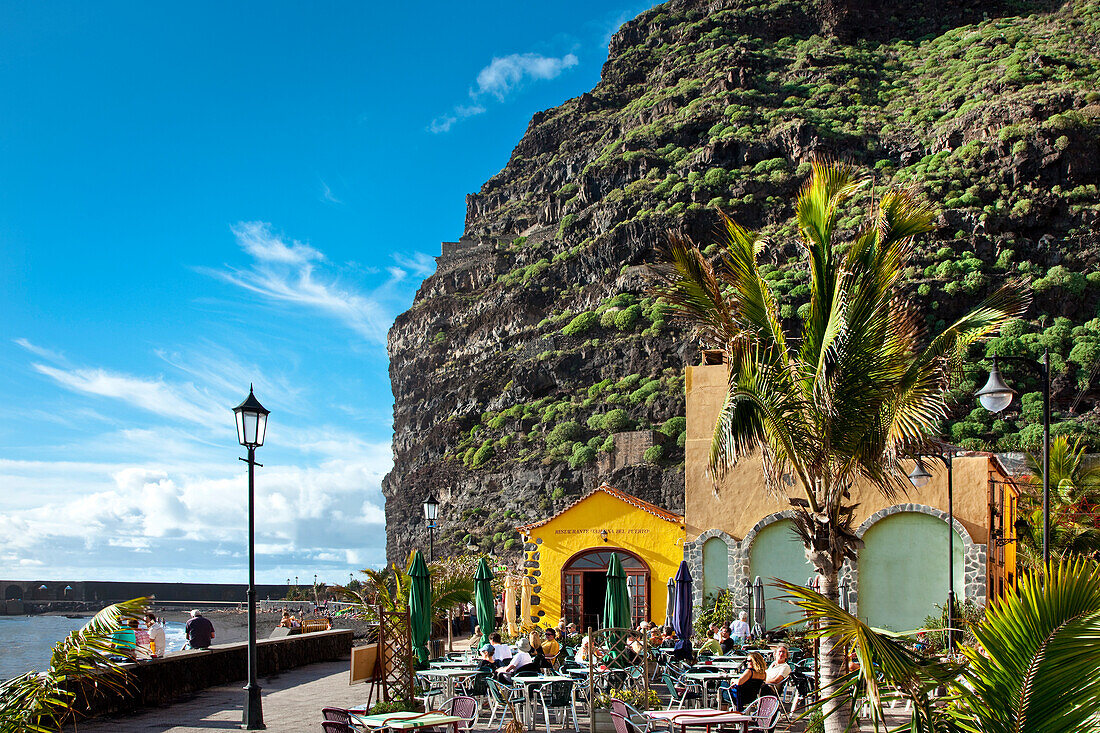 Restaurants an der Uferpromenade im Sonnenlicht, Puerto Tazacorte, La Palma, Kanarische Inseln, Spanien, Europa