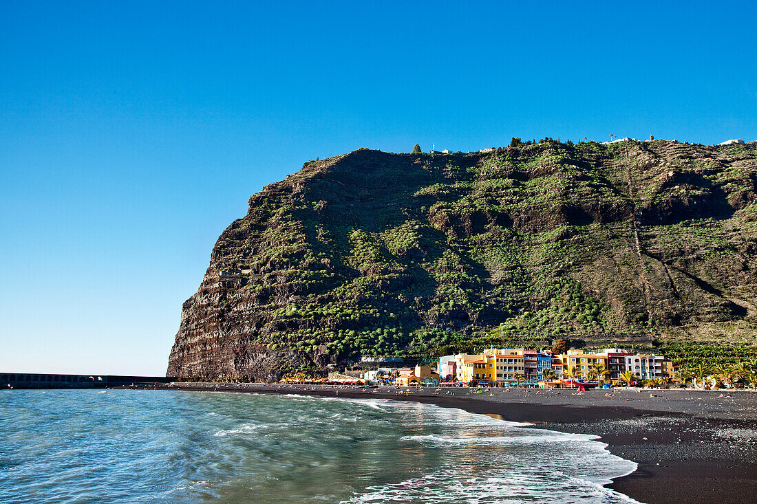 Blick auf Felsküste und die Häuser von Puerto Tazacorte, La Palma, Kanarische Inseln, Spanien, Europa