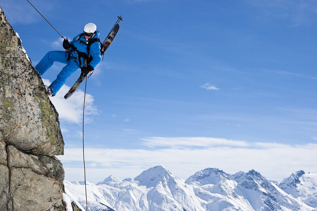 Skifahrer seilt sich ab, Disentis, Surselva, Graubünden, Schweiz