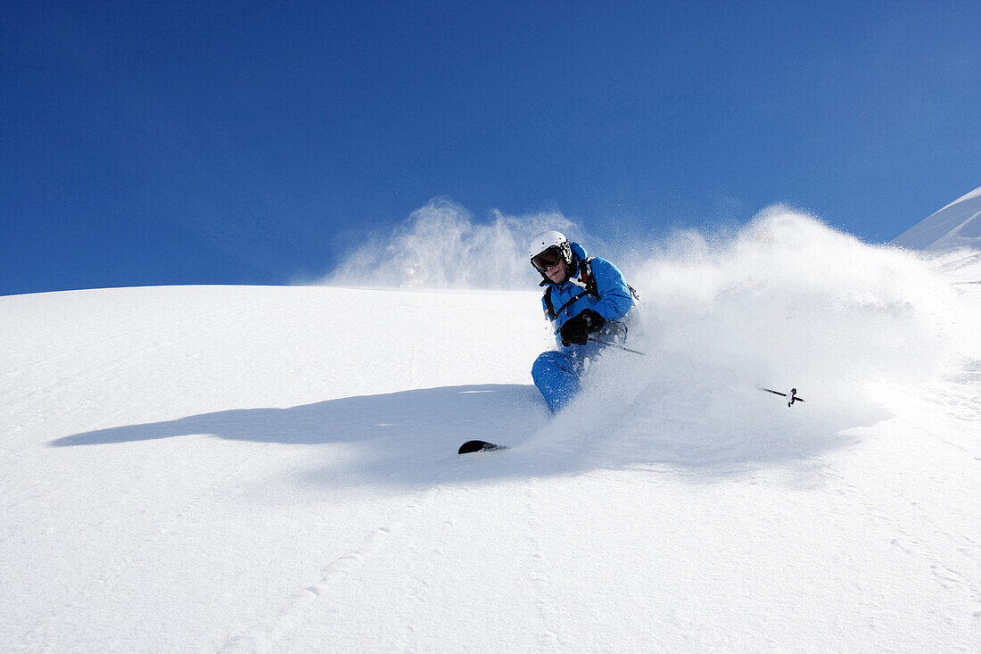 Freerider im Pulverschnee, Skigebiet Disentis, Surselva, Graubünden, Schweiz