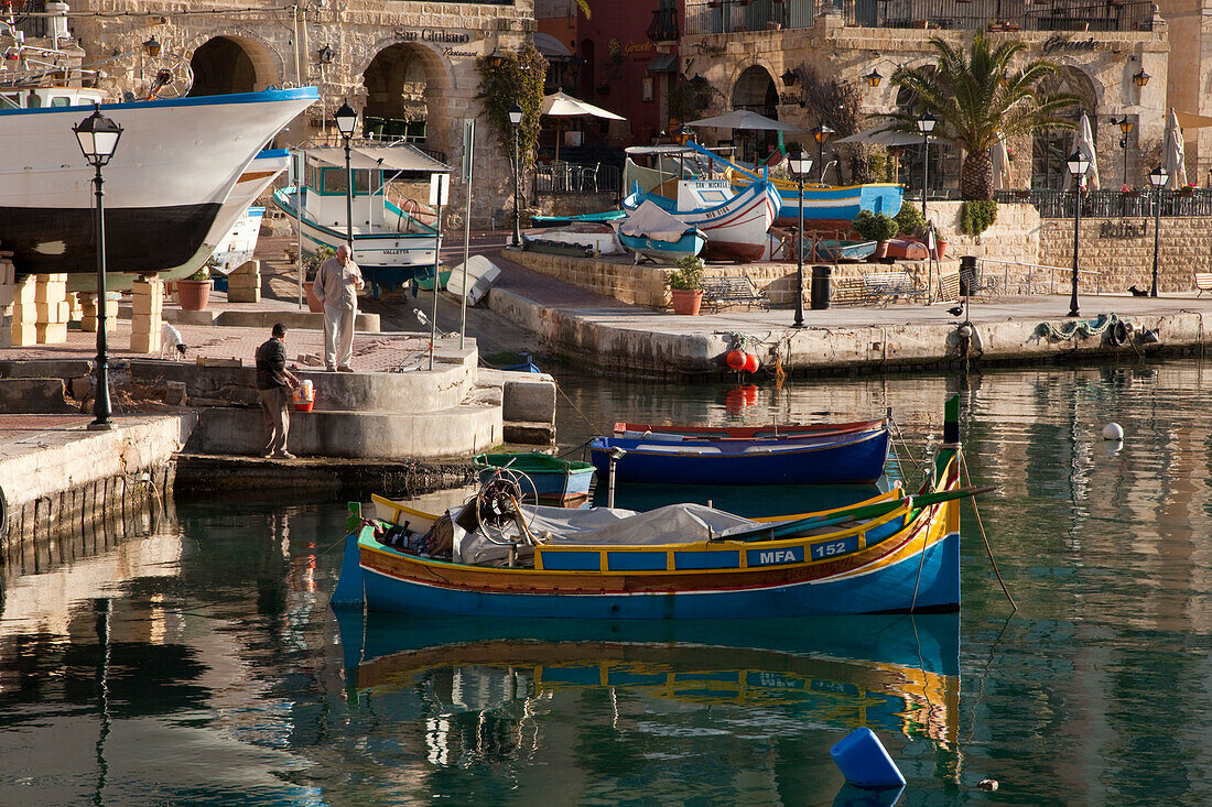 Die traditionellen Fischerboote, die Luzzus in der Spinola Bay, St, Julian's, Malta, Europa