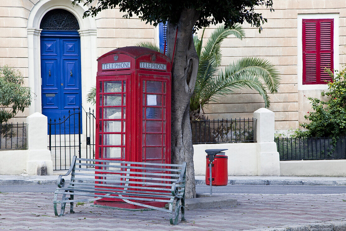 Bank und englische Telefonkabine unter einem Baum, Sliema, Malta, Europa
