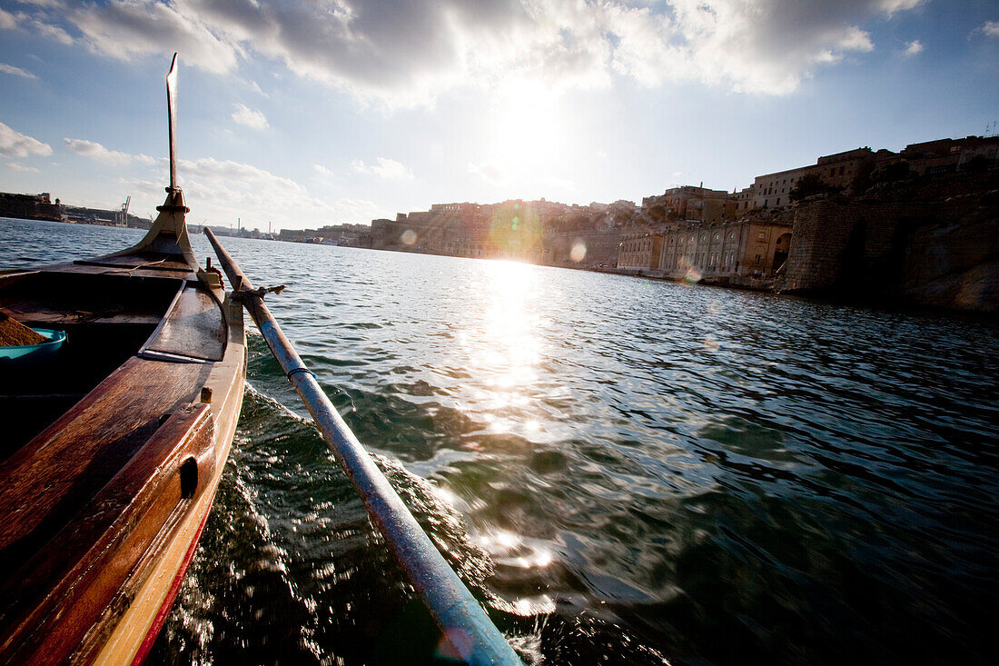 Blick von einem Boot zu The Grand Harbour von Valetta und Three Cities, Malta, Europa