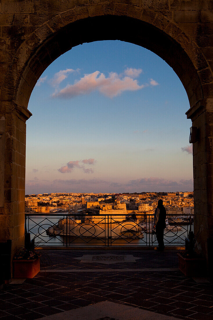 Abendstimmung über Vittoriosa mit Fort Saint Angelo von den Upper Barrakka Gardens aus gesehen, Valletta, Malta, Europa