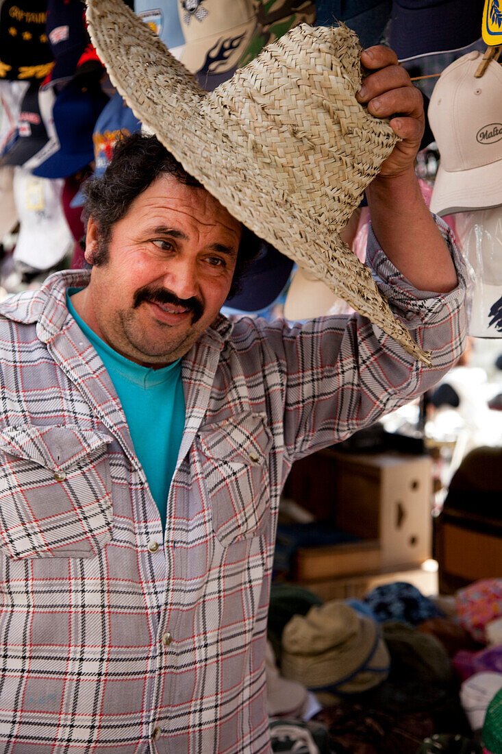 Ein Verkäufer mit traditionellem maltesischem Hut, Victoria, Gozo, Europa