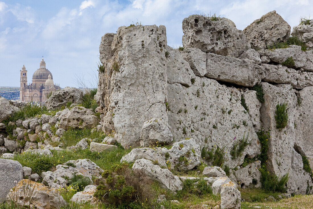 Ruinen des 7000 Jahre alten Ggantija Tempels, im Hintergrund die Xewkija Kirche, Gozo, Malta, Europa