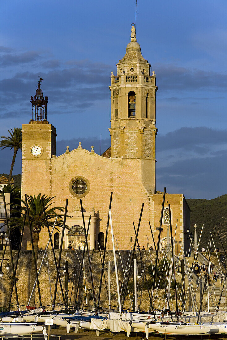 Die Kathedrale La Punta im Licht der Abendsonne, Sitges, Katalonien, Spanien, Europa