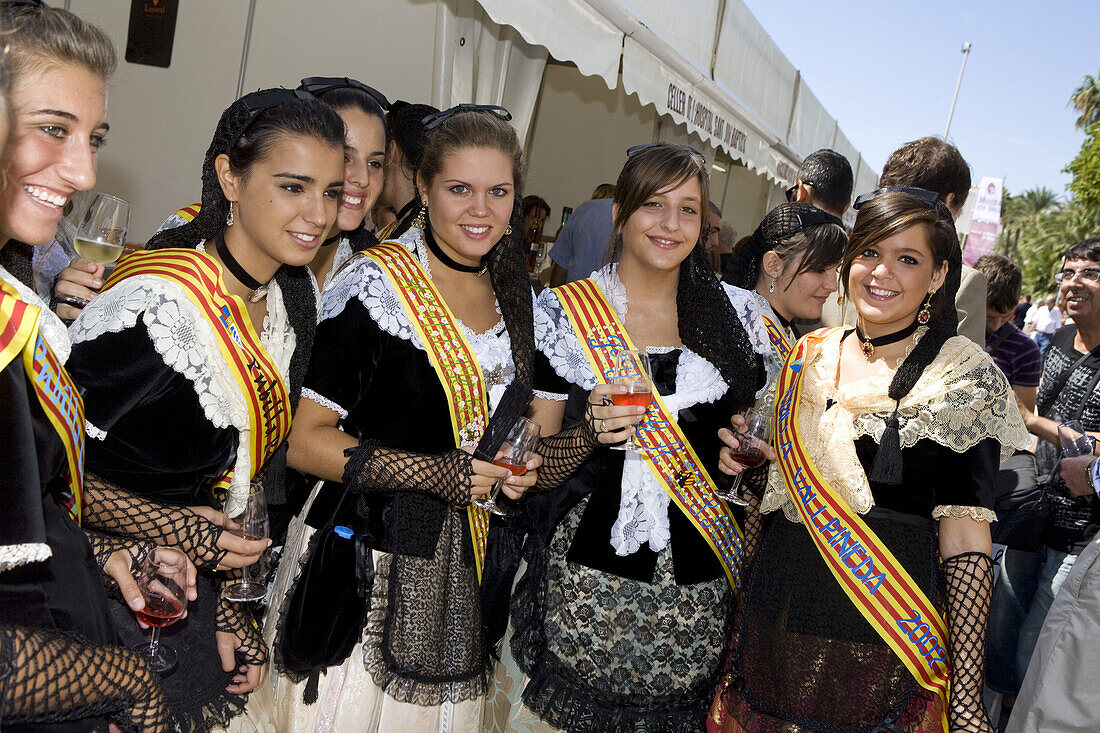 Junge Frauen in Tracht bei einer Weinprobe, Sitges, Katalonien, Spanien, Europa